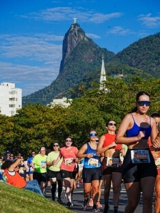 Corredores durante a prova com o Cristo Redentor ao fundo