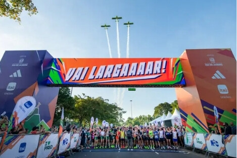 Largada da maratona com esquadrilha de fumaça colorida no céu