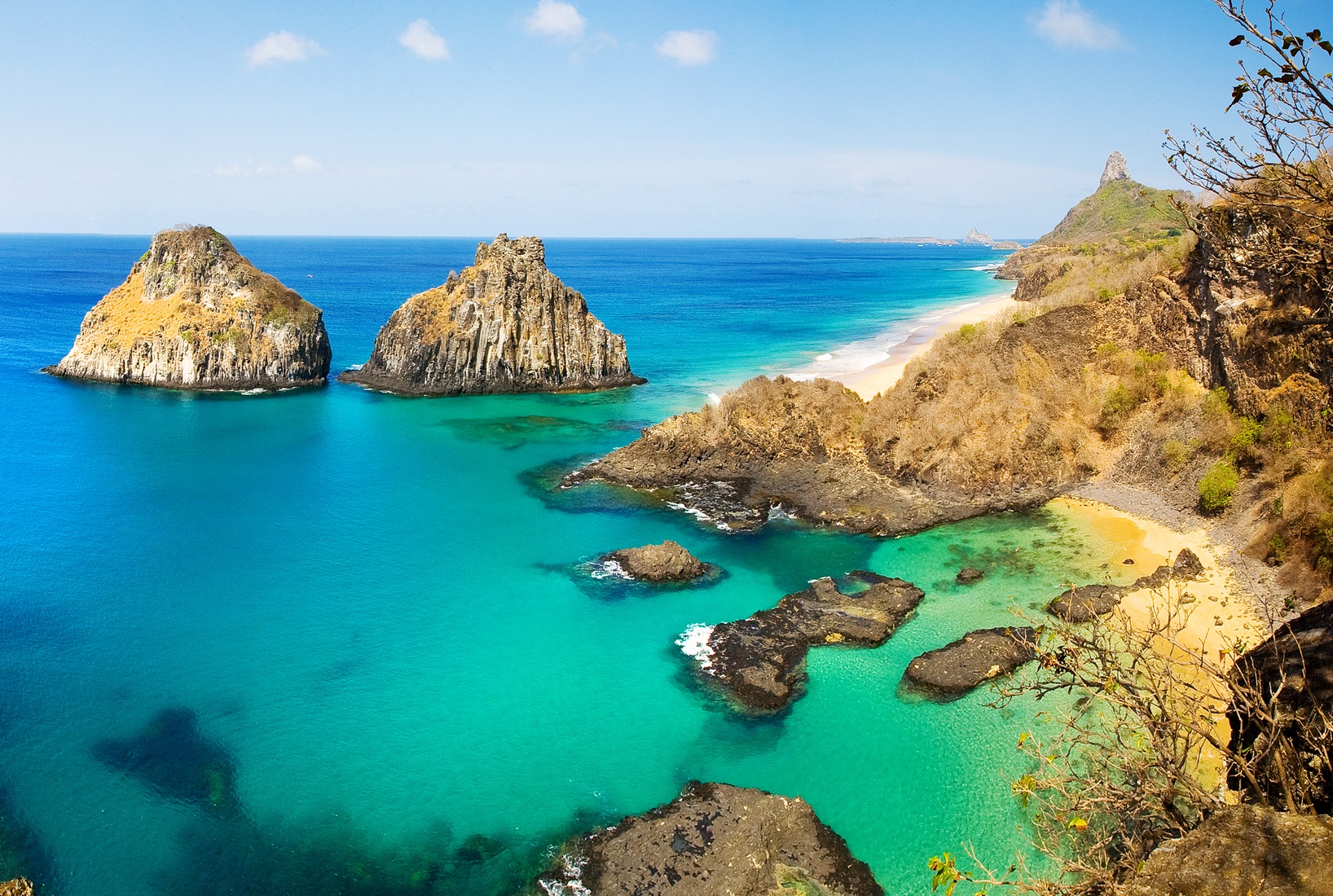 Baía dos Porcos e o Morro Dois Irmãos, cartão-postal de Fernando de Noronha