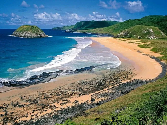 Baía preservada de águas turquesa em Fernando de Noronha
