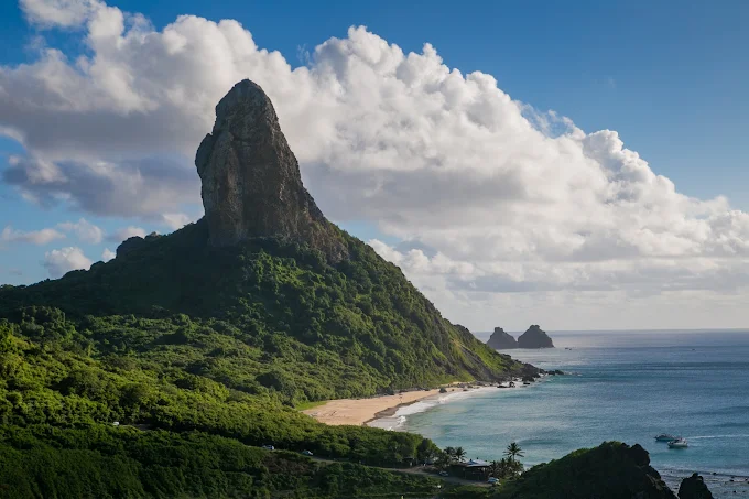 Morro do Pico coberto de vegetação preservada em Fernando de Noronha