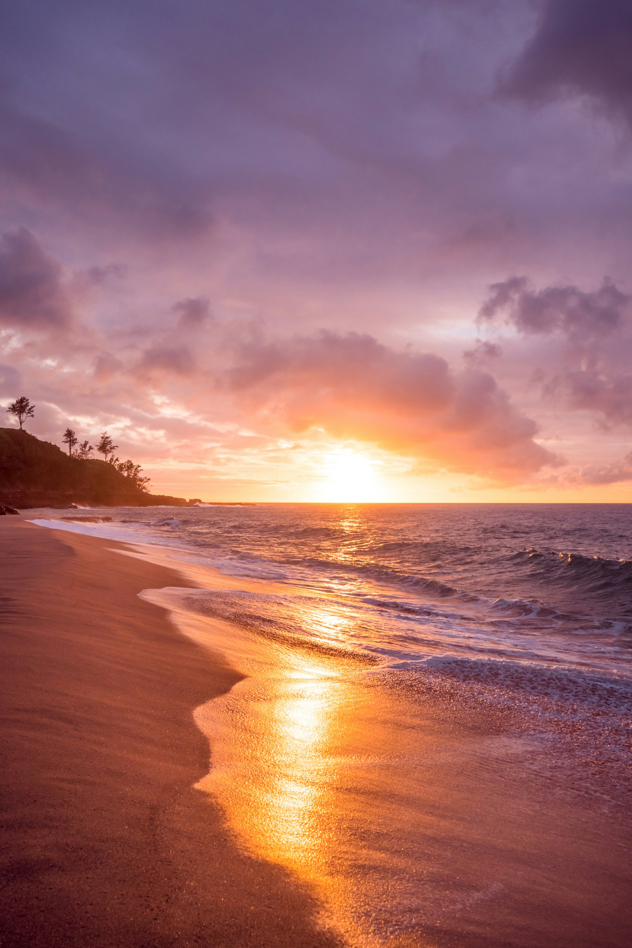 Pôr do sol laranja na praia em Fernando de Noronha