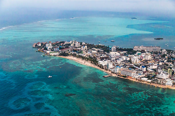 Vista aérea da cidade de San Andrés e sua orla de areia branca