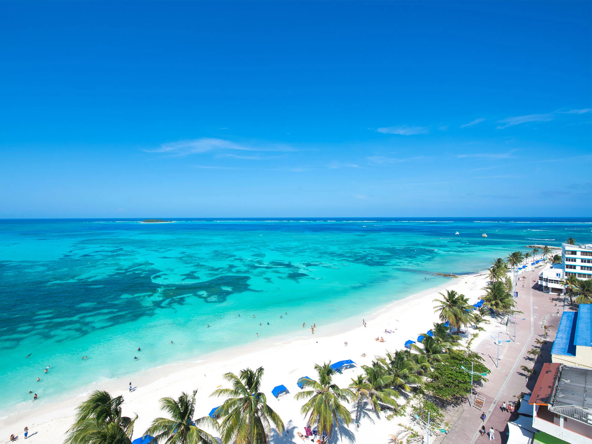 Vista aérea da orla de San Andrés com recifes e o mar de sete cores