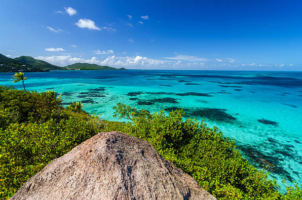 Mirante da ilha com vista para o mar turquesa de San Andrés